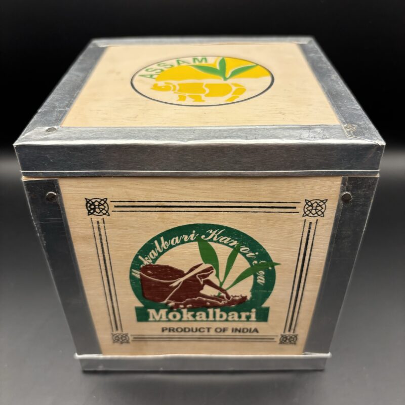 Schwarzer Tee in Holzkiste Assam Mokalbari